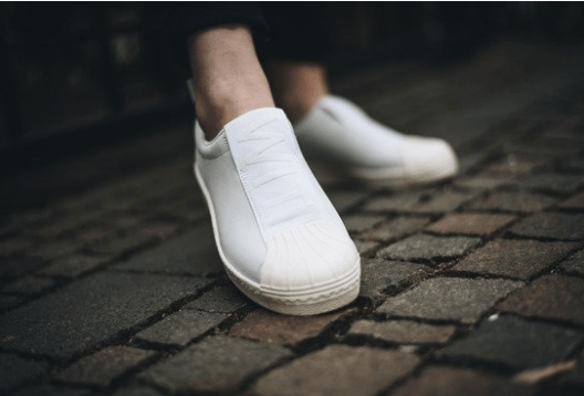 Sportowy styl w dobie korporacji. Co ubrać, by nie narazić się przełożonemu?