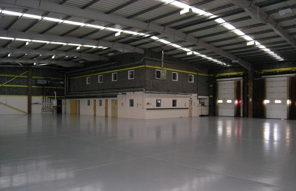 Dlaczego warto korzystać z usług pośredników wynajmu magazynów?