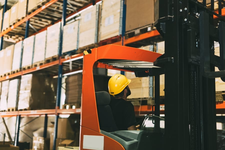 Wózki widłowe elektryczne – jako sposób na efektywne wykorzystanie powierzchni