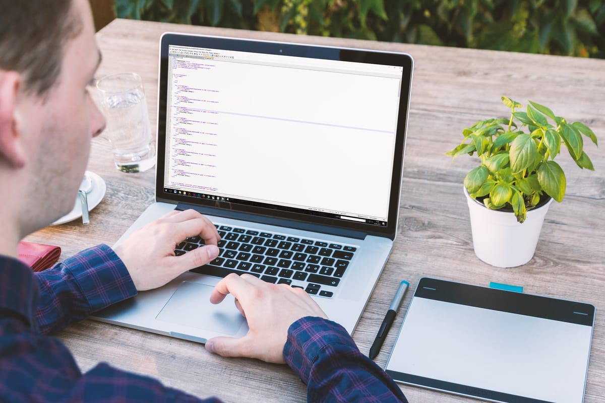 Na czym polega outsourcing IT? Komu opłaca się outsourcing w informatyce?