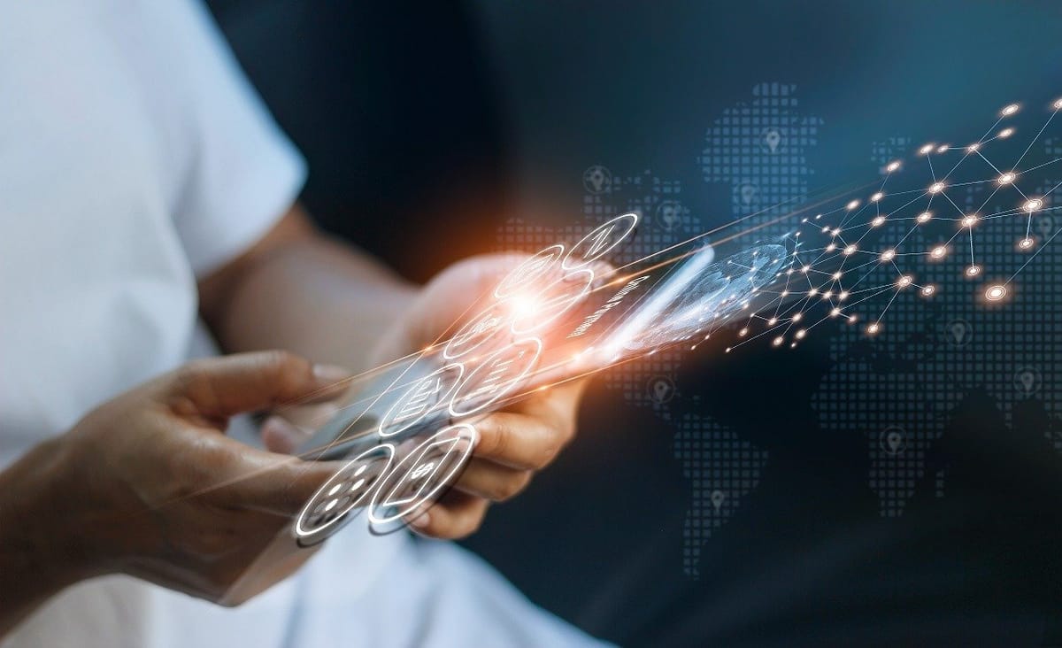 technologia, biuro, smartfon, dane, IT w firmie, bezpieczeństwo, metawersum, roaming, pegasus, cyberbezpieczeństwo