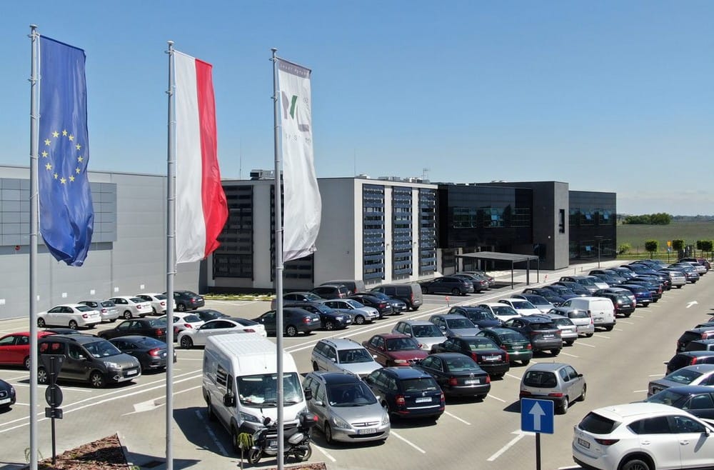 Maszt reklamowy na terenie firmy