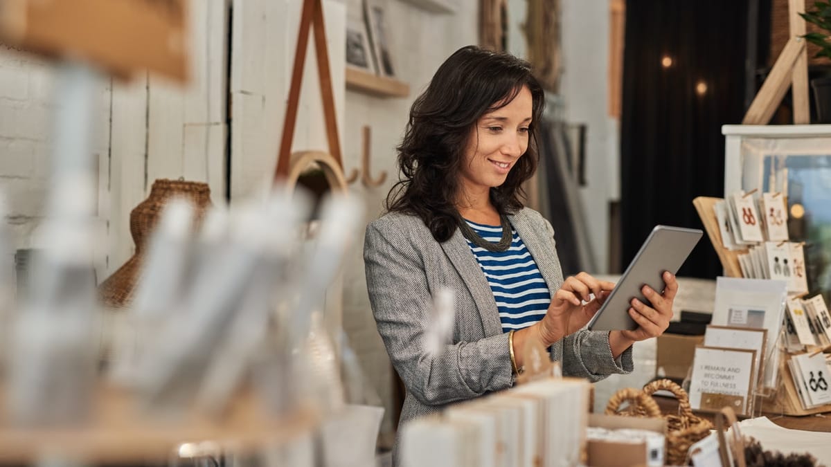 przedawczyni w małym sklepie z pamiątkami