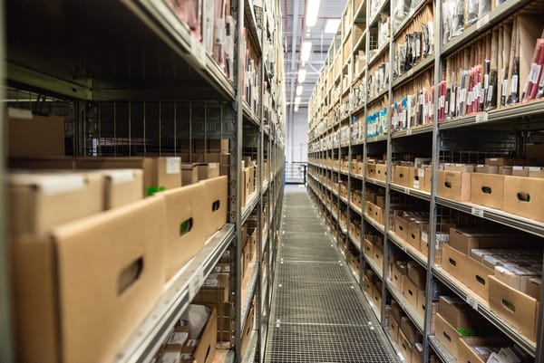 Wpływ technologii na pracę magazynów w okresie zimowych wyprzedaży