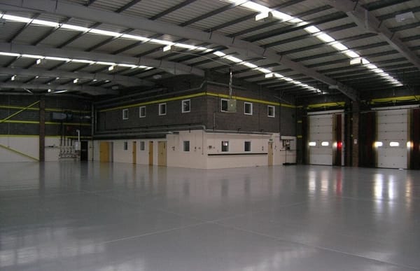 Dlaczego warto korzystać z usług pośredników wynajmu magazynów?