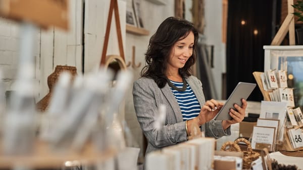 przedawczyni w małym sklepie z pamiątkami