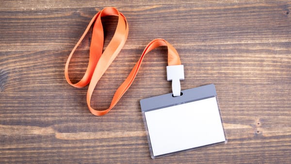 Smycz reklamowa z nadrukiem – na co zwrócić uwagę podczas wyboru?