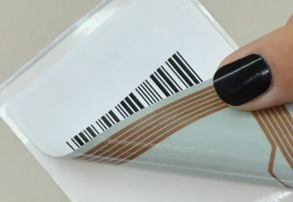 Etykiety RFID na opakowania transportowe – śledzenie dostawy