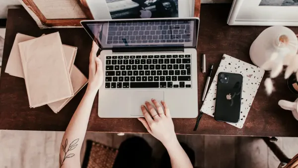 biuro, praca, strona internetowa, zarobki w IT