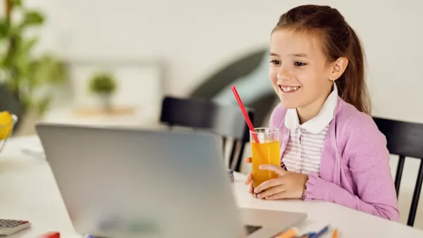 Dzieci, laptop, przetarg